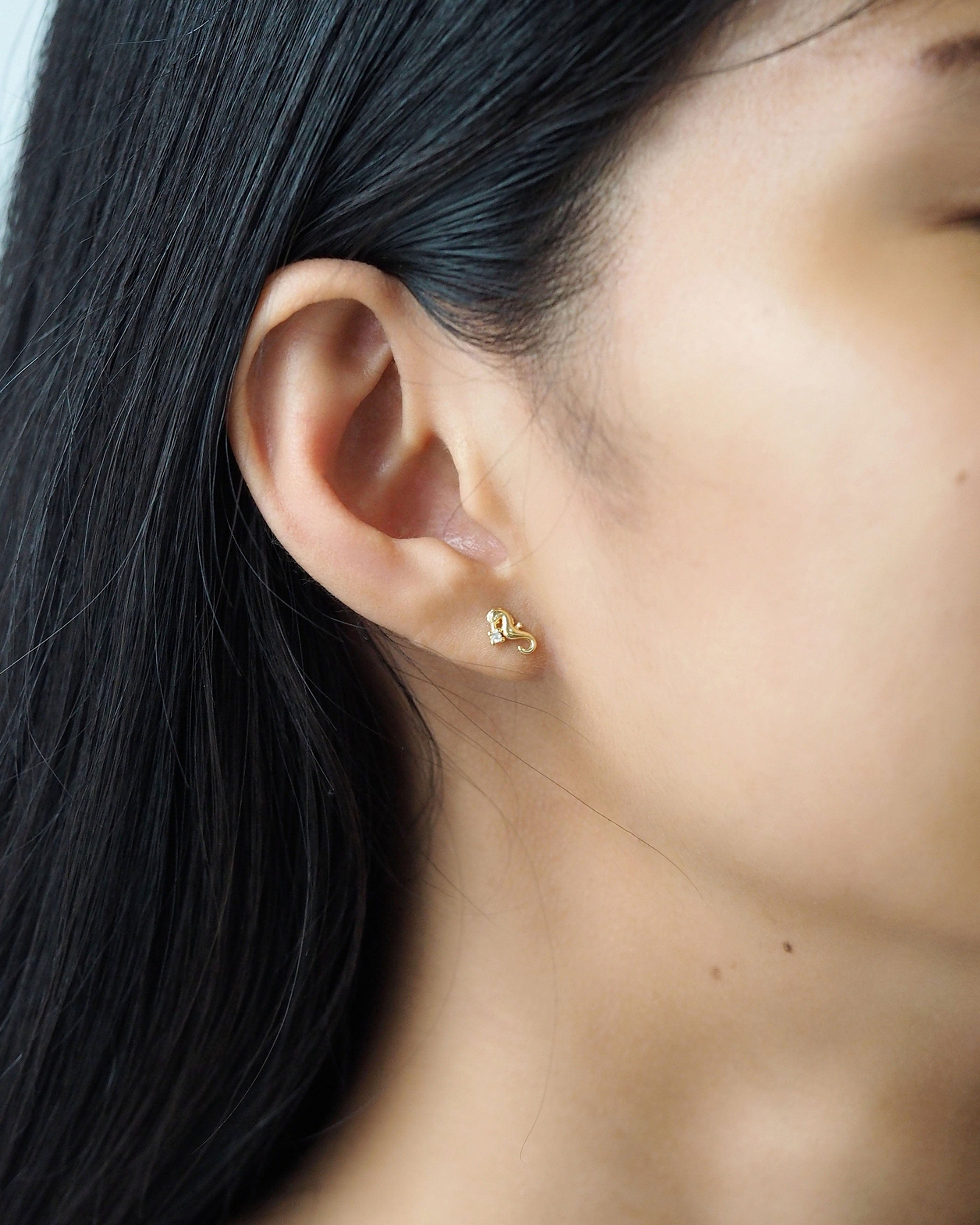 TAI JEWELRY Earrings Starfish And Seahorse Mismatched Studs