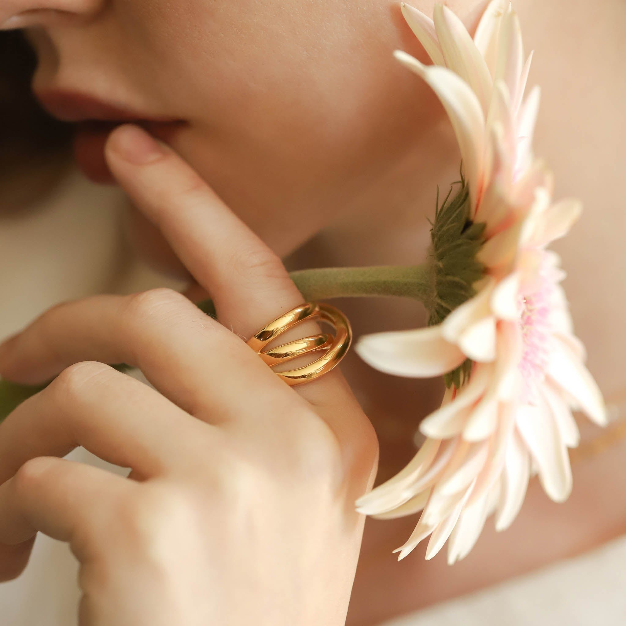 Abstart Rings Abstract wedding rings | Honestweddingadvice.com